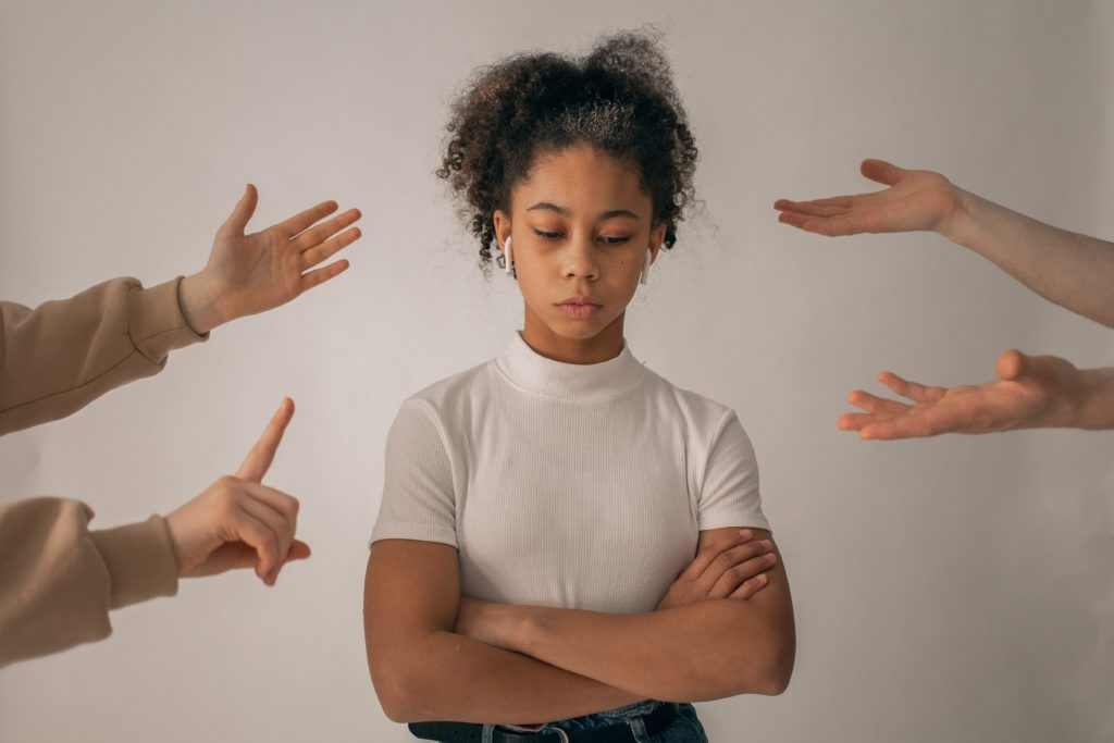 Mujer joven siendo juzgada por los padres