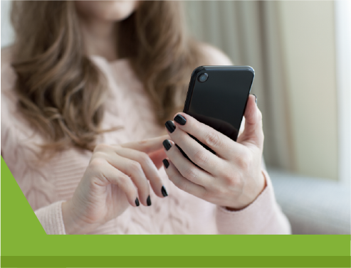 Mujer con un movil en las manos