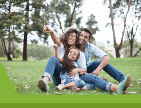 Familia en un parque en el cesped