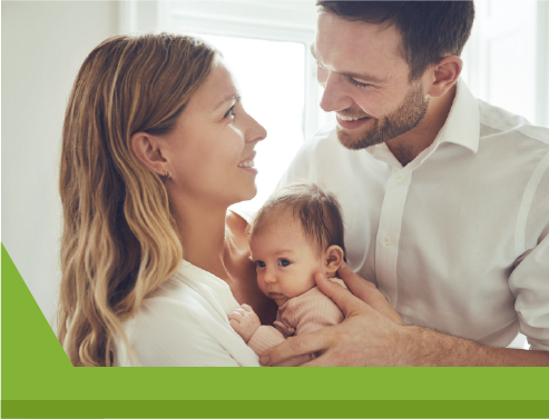 Pareja de esposos con una bebe