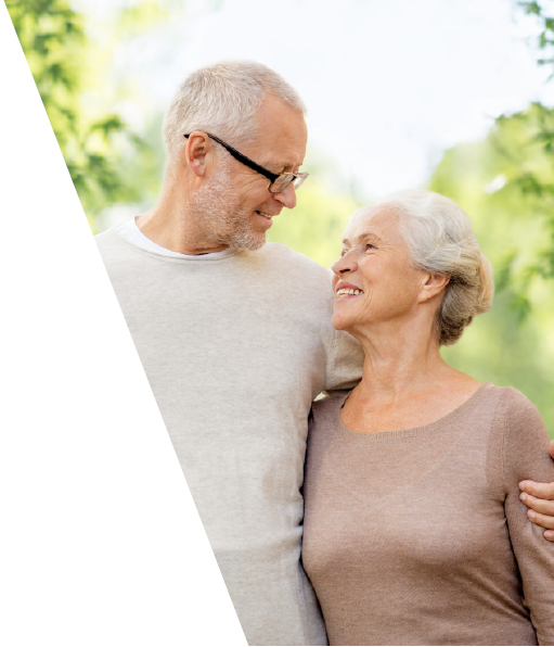 Pareja de adultos mayores sonriendo