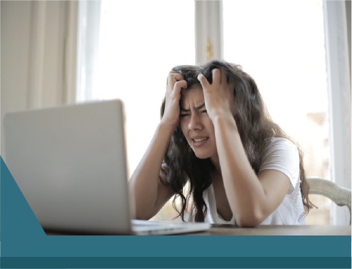 Mujer preocupada viendo la computadora