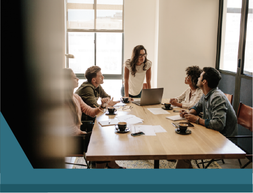 Reunion de personas en una mesa de trabajo hablando