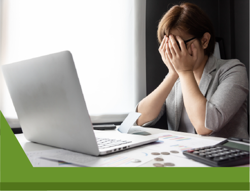 Mujer preocupada viendo sus finanzas