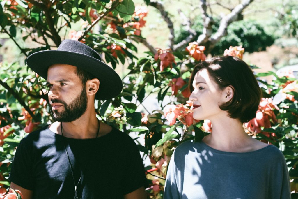 Pareja de novios en un jardin