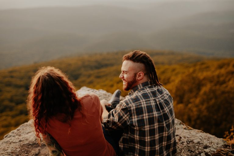 Pareja de esposos joven riendo