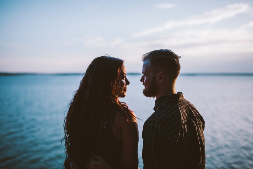 Pareja de esposos viendose uno al otro con termura