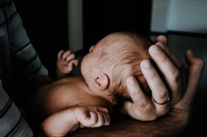 Padre tomando a su hijo pequeño en las manos