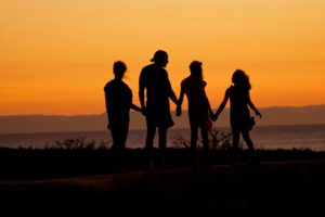 familia en un atardecer en la playa