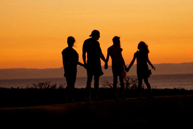 familia en un atardecer en la playa