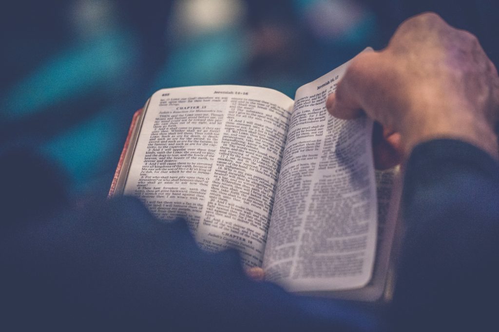 Hombre leyendo la biblia