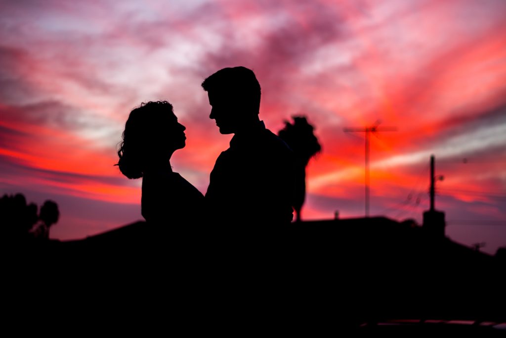 PAreja de esposos viendose con ternura en un atardecer