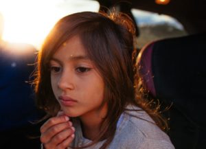 Niño en un carro pensativo