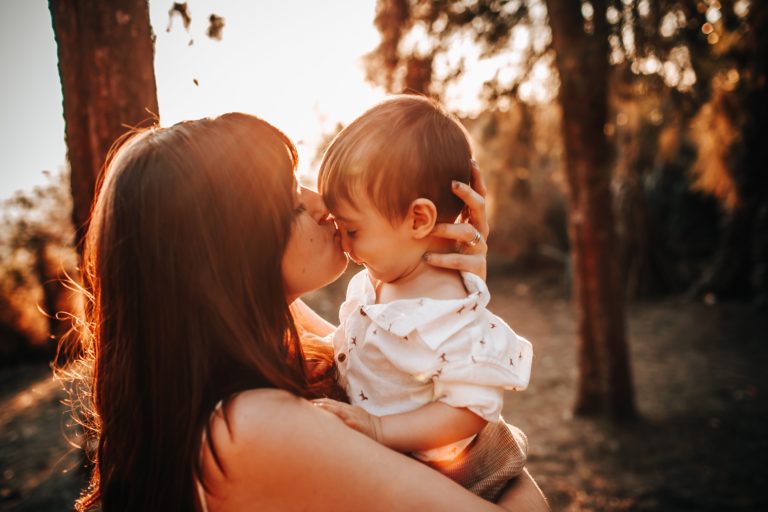 Mamá besando a su hijo