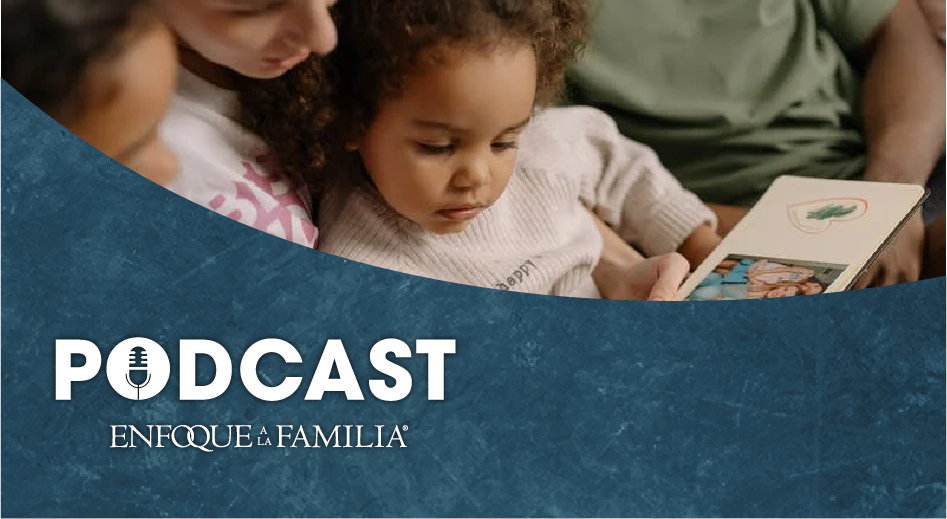 Niña junto a su familia leyendo un libro