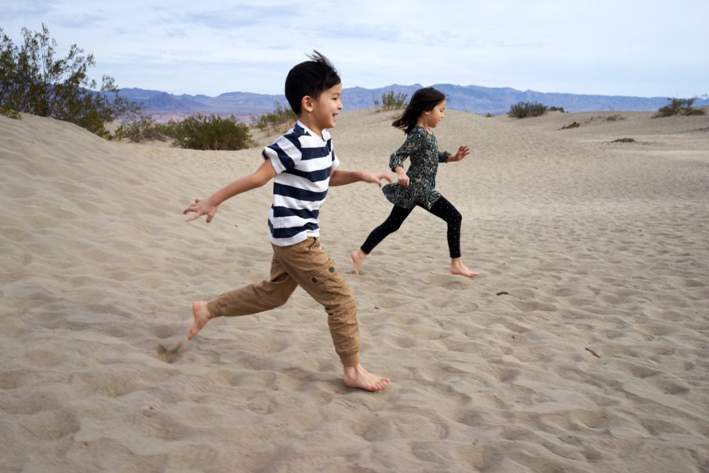Niños correiendo en la arena