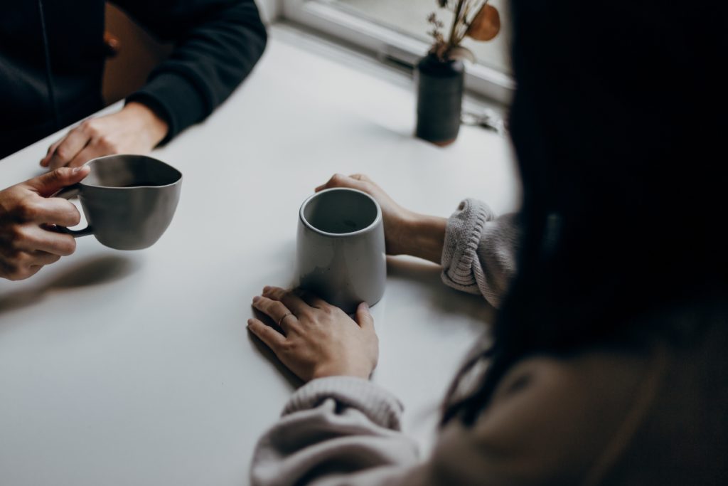 Personas tomando una bebida y teniendo una conversación