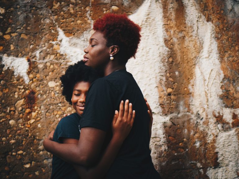 Mujer abrazando su hija