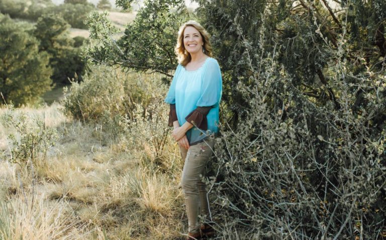 Mujer sonriendo en un campo