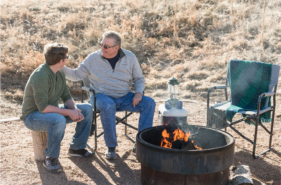 Jim Daly junto a su hijo en una fogata