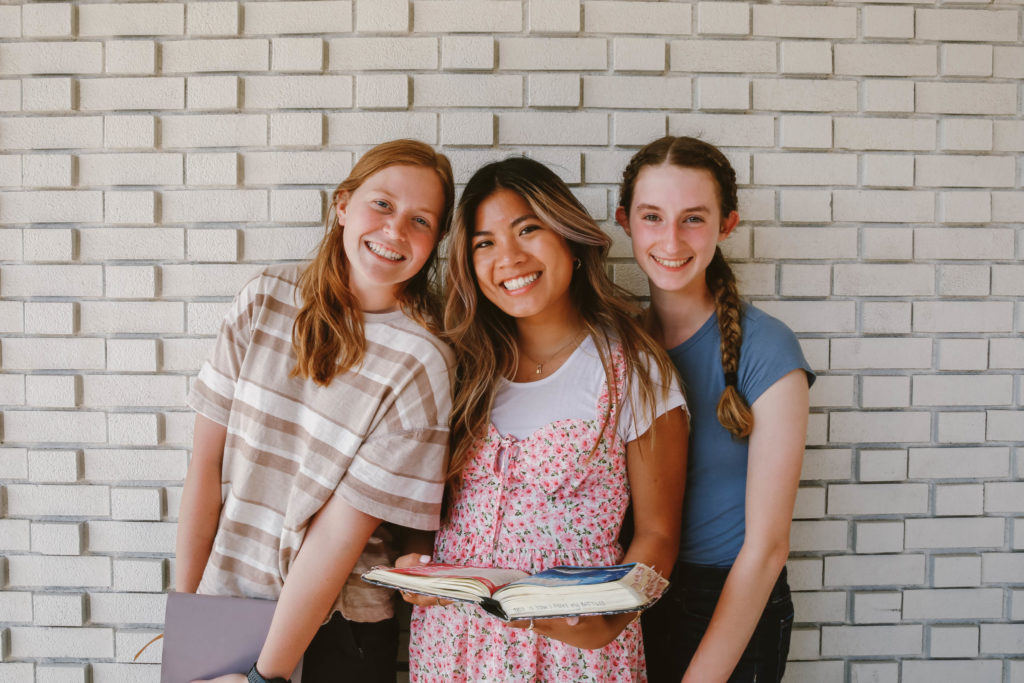 3 mujeres jovenes con una biblia
