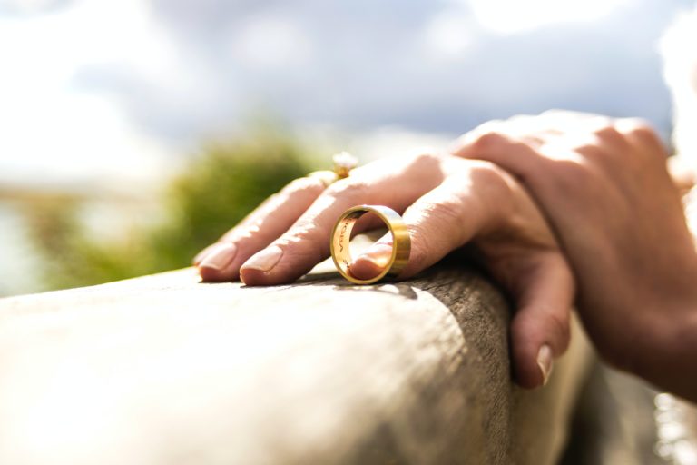 Mujer sosteniendo una anillo en un puente